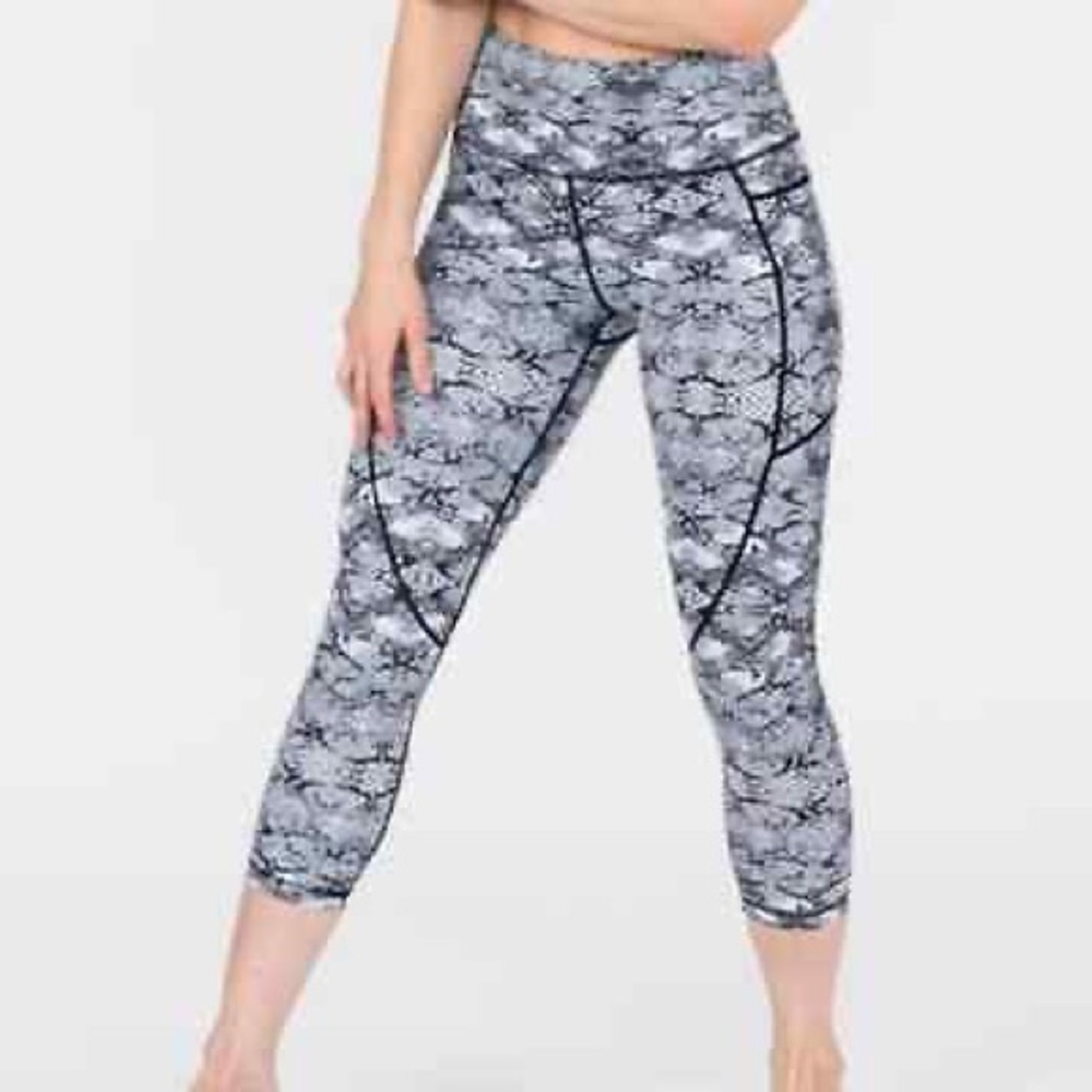 NWT ZYIA Cobra Metallic Light and Tight Capris